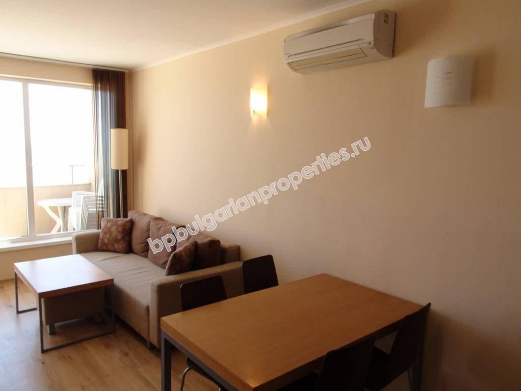 Меблированная двухкомнатная квартира на абсолютной первой линии моря в курорте Обзор