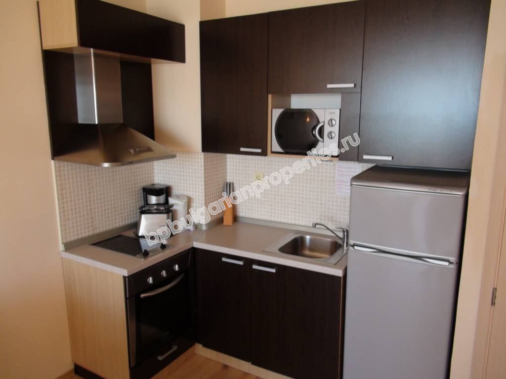 Меблированная двухкомнатная квартира на абсолютной первой линии моря в курорте Обзор