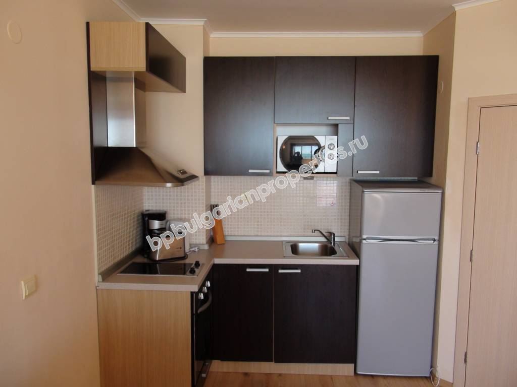 Меблированная двухкомнатная квартира на абсолютной первой линии моря в курорте Обзор