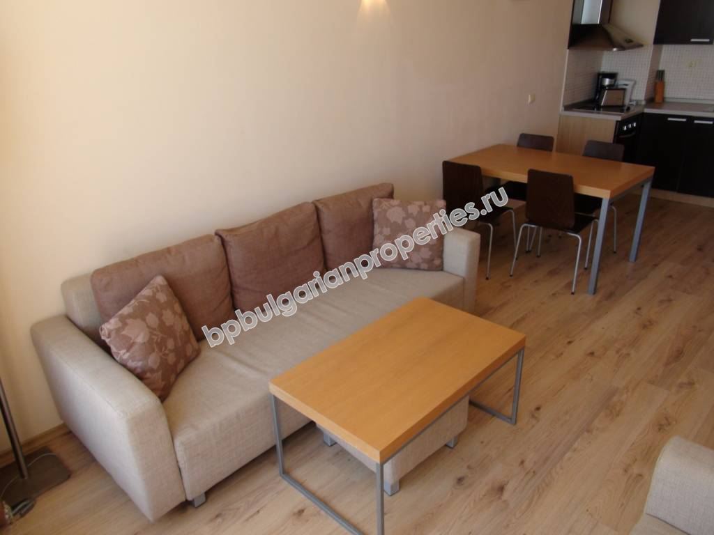 Меблированная двухкомнатная квартира на абсолютной первой линии моря в курорте Обзор