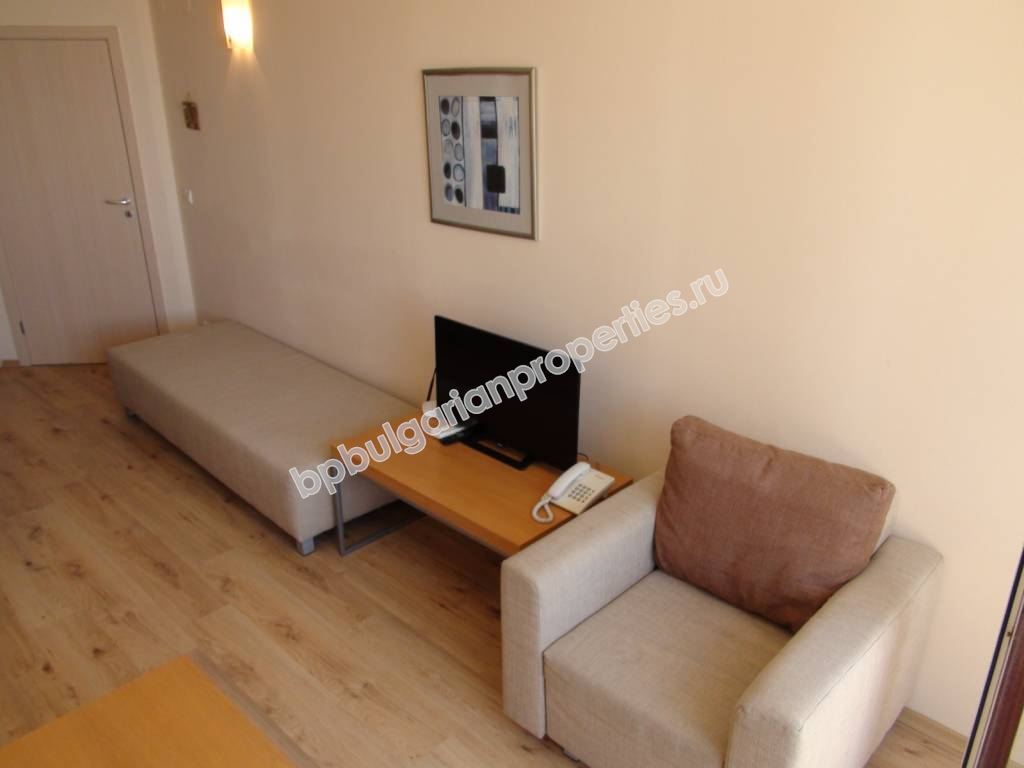 Меблированная двухкомнатная квартира на абсолютной первой линии моря в курорте Обзор