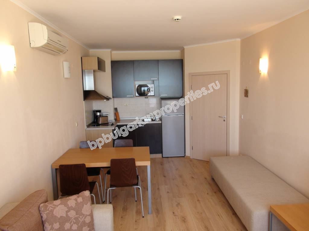 Меблированная двухкомнатная квартира на абсолютной первой линии моря в курорте Обзор