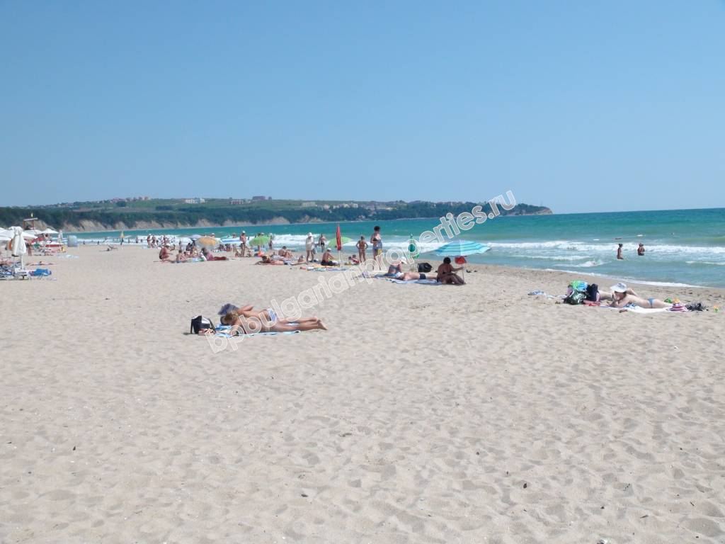 Меблированная двухкомнатная квартира на абсолютной первой линии моря в курорте Обзор