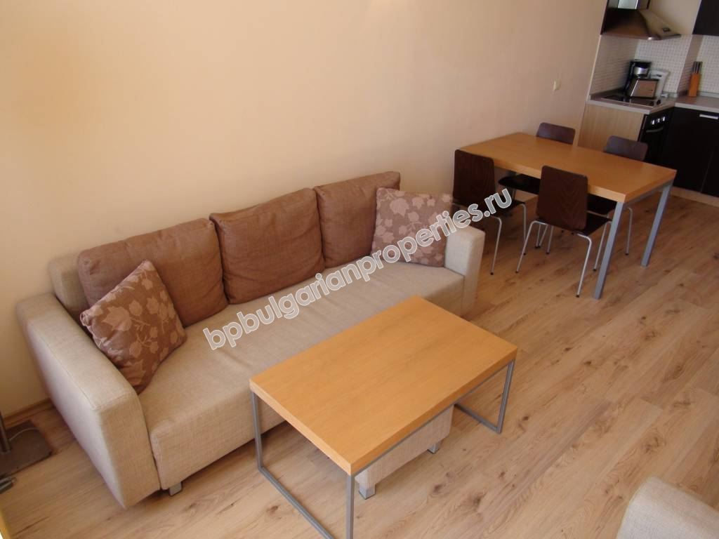 Меблированная двухкомнатная квартира на абсолютной первой линии моря в курорте Обзор