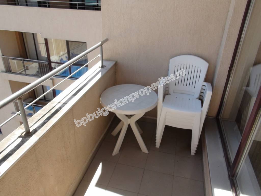 Меблированная двухкомнатная квартира на абсолютной первой линии моря в курорте Обзор