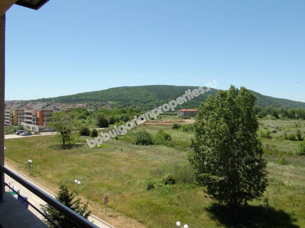 Меблированная двухкомнатная квартира на абсолютной первой линии моря в курорте Обзор