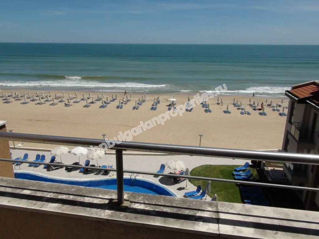 Меблированная двухкомнатная квартира на абсолютной первой линии моря в курорте Обзор