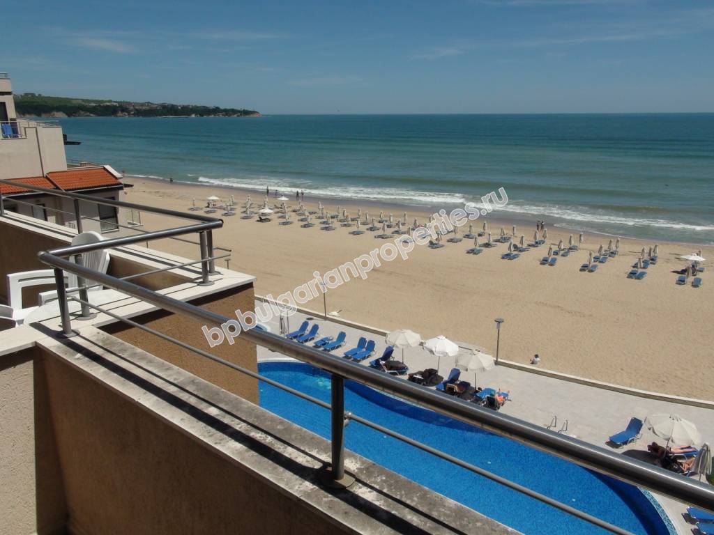 Меблированная двухкомнатная квартира на абсолютной первой линии моря в курорте Обзор