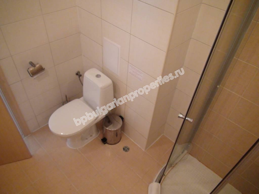 Меблированная двухкомнатная квартира на абсолютной первой линии моря в курорте Обзор