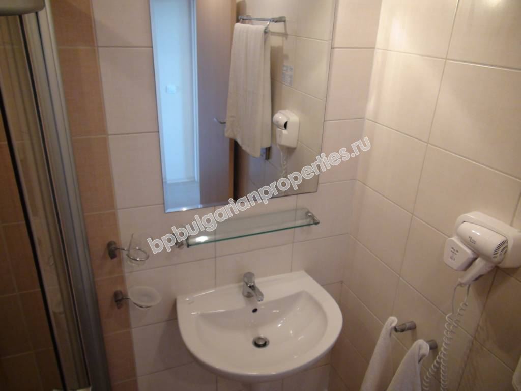 Меблированная двухкомнатная квартира на абсолютной первой линии моря в курорте Обзор