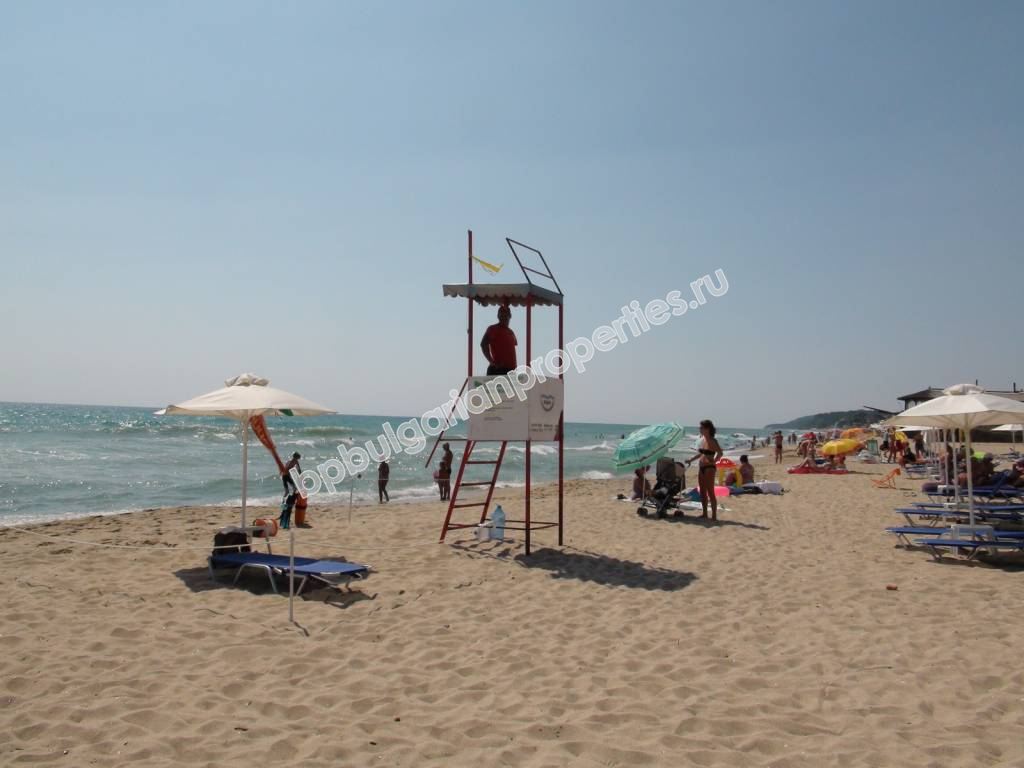 Меблированная двухкомнатная квартира на абсолютной первой линии моря в курорте Обзор