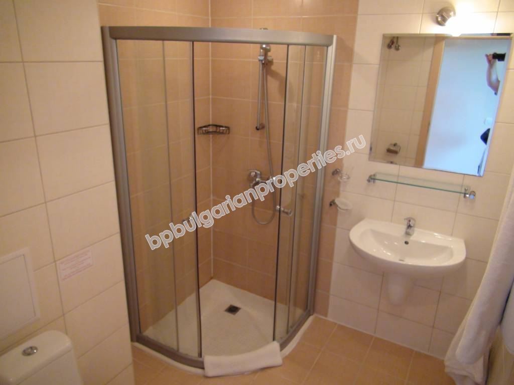 Меблированная двухкомнатная квартира на абсолютной первой линии моря в курорте Обзор