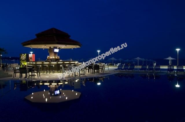 Меблированная двухкомнатная квартира на абсолютной первой линии моря в курорте Обзор