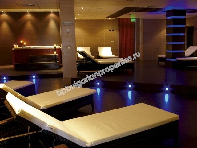 Меблированная двухкомнатная квартира на абсолютной первой линии моря в курорте Обзор