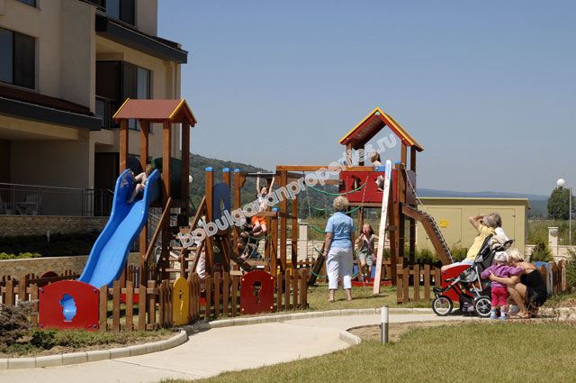 Меблированная двухкомнатная квартира на абсолютной первой линии моря в курорте Обзор