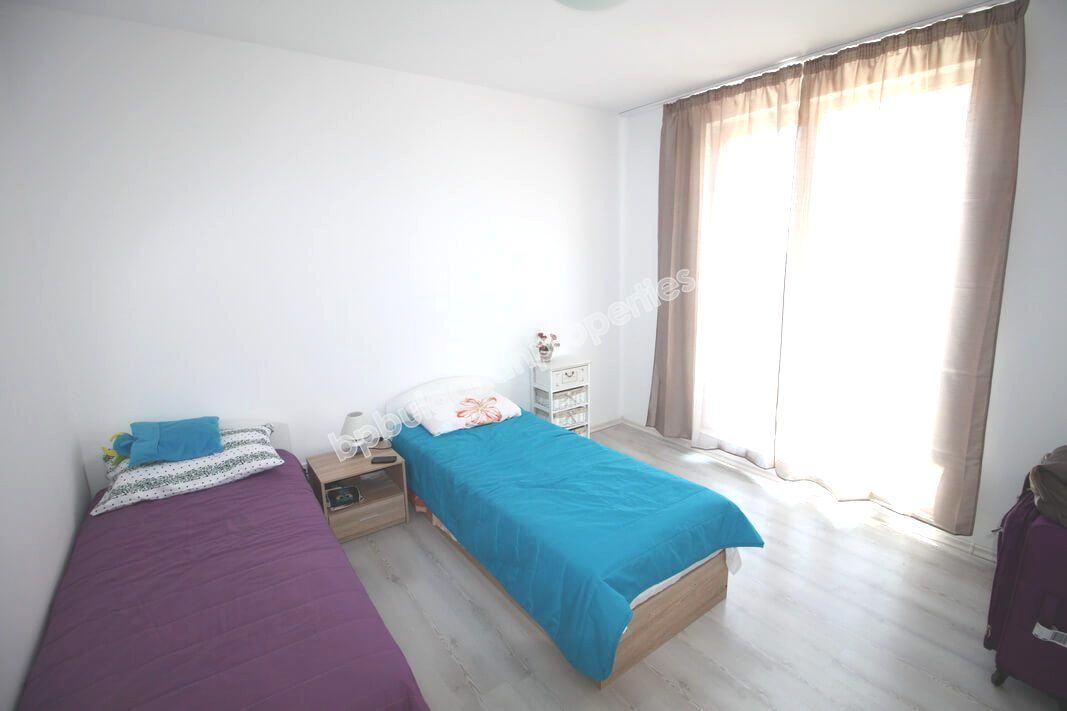 Просторная меблированная двухкомнатная квартира на продажу в курорте Солнечный Берег