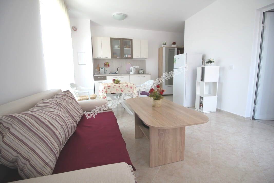 Просторная меблированная двухкомнатная квартира на продажу в курорте Солнечный Берег