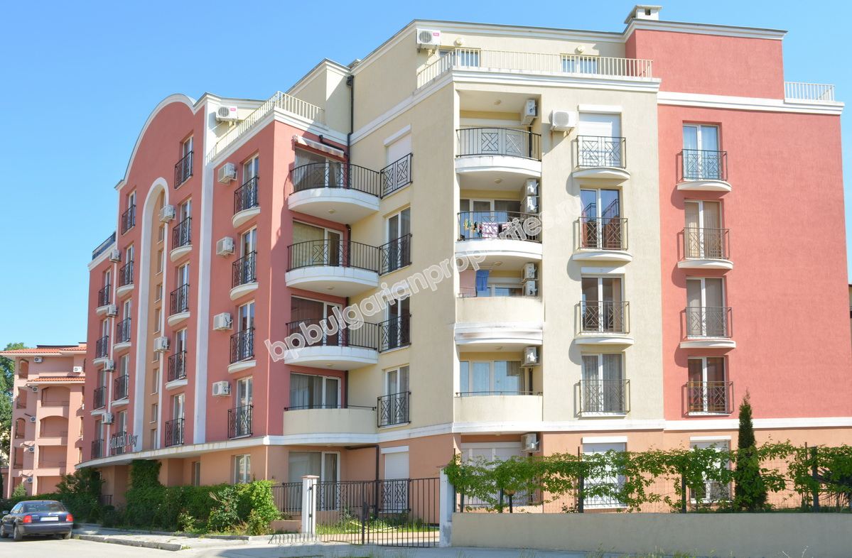 Просторная меблированная двухкомнатная квартира на продажу в курорте Солнечный Берег