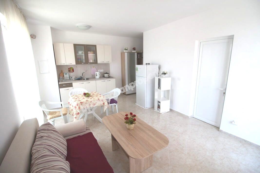 Просторная меблированная двухкомнатная квартира на продажу в курорте Солнечный Берег