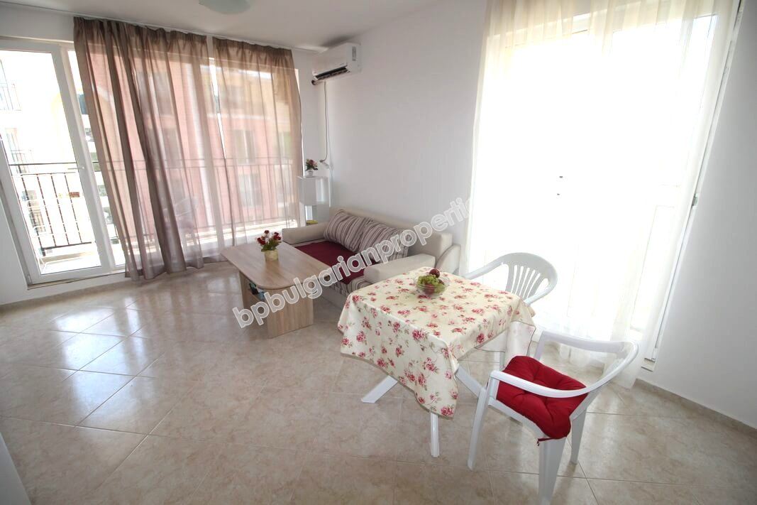 Просторная меблированная двухкомнатная квартира на продажу в курорте Солнечный Берег