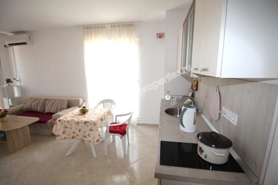 Просторная меблированная двухкомнатная квартира на продажу в курорте Солнечный Берег