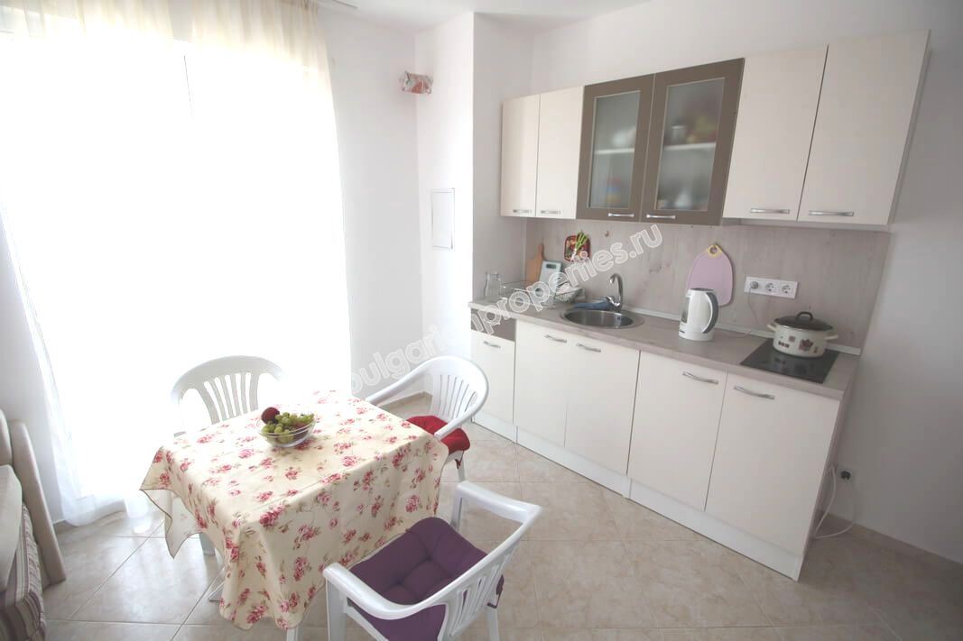 Просторная меблированная двухкомнатная квартира на продажу в курорте Солнечный Берег