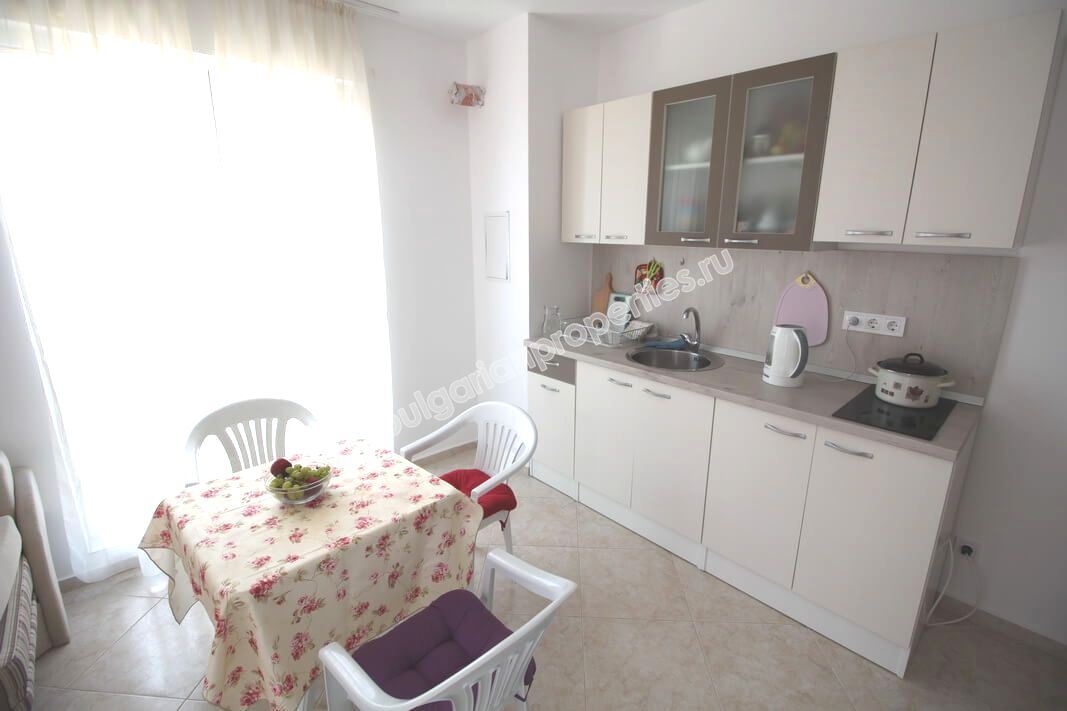 Просторная меблированная двухкомнатная квартира на продажу в курорте Солнечный Берег