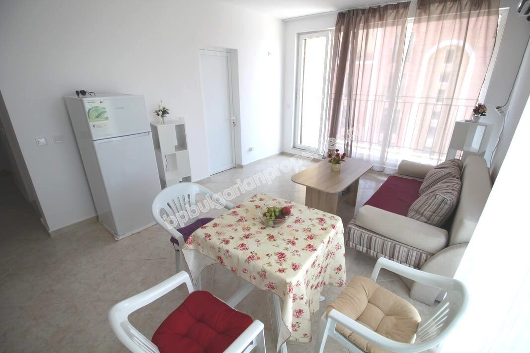 Просторная меблированная двухкомнатная квартира на продажу в курорте Солнечный Берег