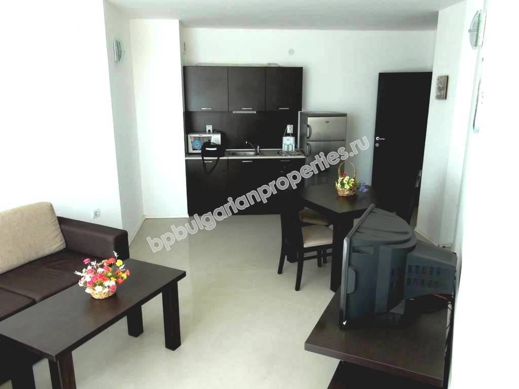 Меблированная трехкомнатная квартира на первой линии моря на продажу в квартале Сарафово – город Бургас