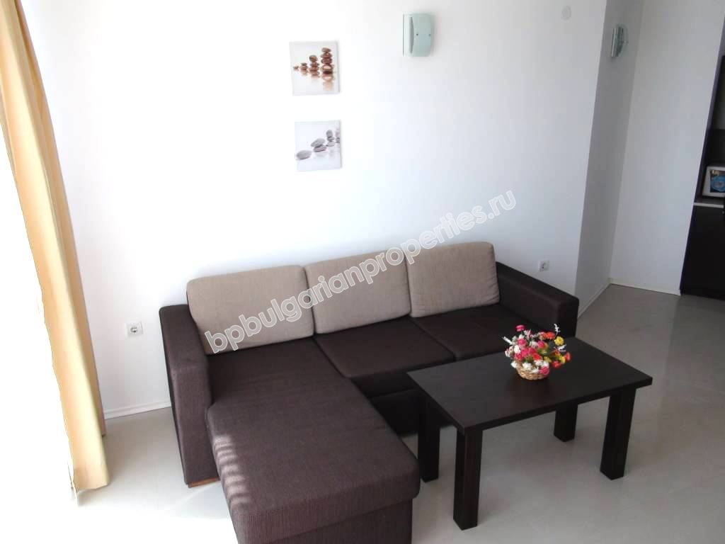 Меблированная трехкомнатная квартира на первой линии моря на продажу в квартале Сарафово – город Бургас