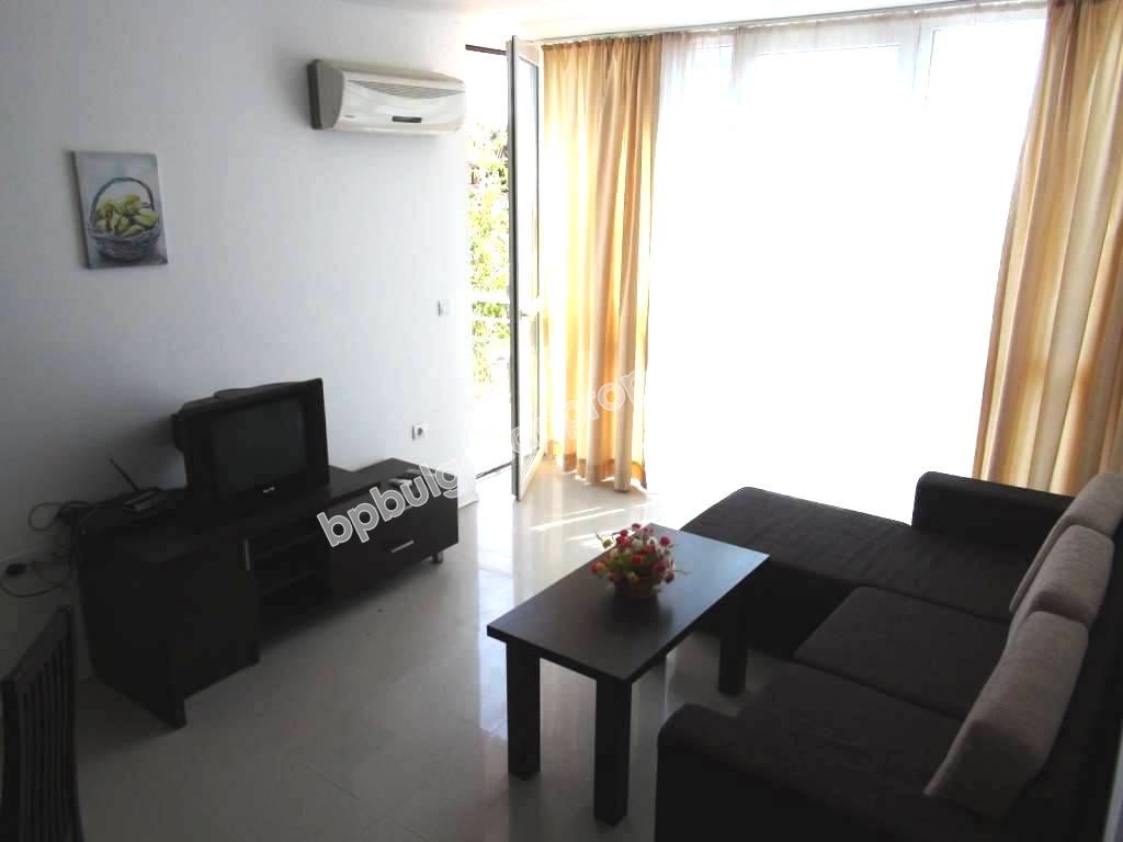 Меблированная трехкомнатная квартира на первой линии моря на продажу в квартале Сарафово – город Бургас