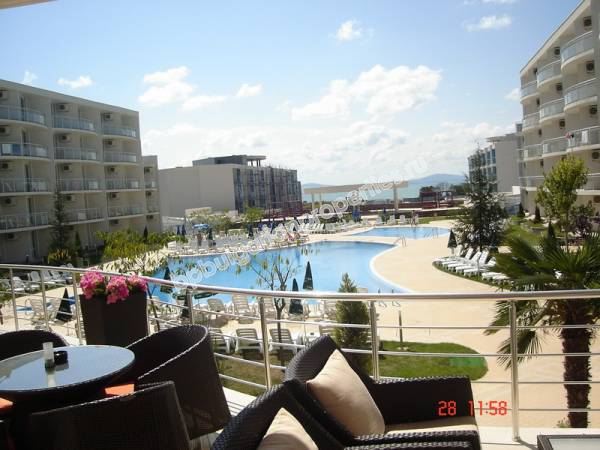 Меблированная трехкомнатная квартира на первой линии моря на продажу в квартале Сарафово – город Бургас