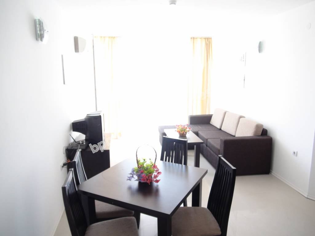 Меблированная трехкомнатная квартира на первой линии моря на продажу в квартале Сарафово – город Бургас