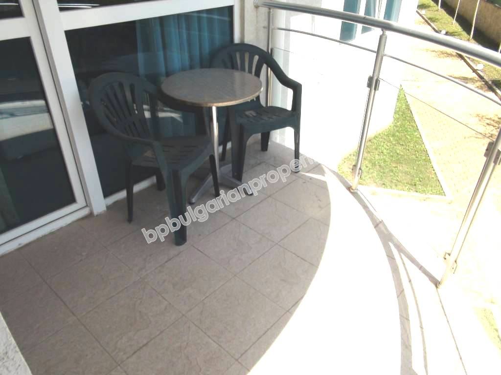 Меблированная трехкомнатная квартира на первой линии моря на продажу в квартале Сарафово – город Бургас