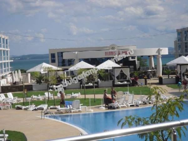 Меблированная трехкомнатная квартира на первой линии моря на продажу в квартале Сарафово – город Бургас