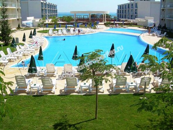 Меблированная трехкомнатная квартира на первой линии моря на продажу в квартале Сарафово – город Бургас