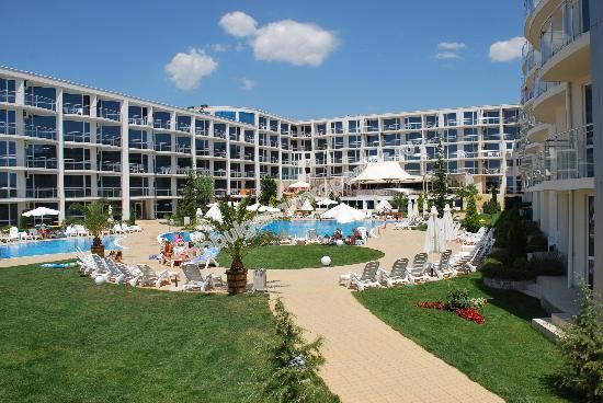 Меблированная трехкомнатная квартира на первой линии моря на продажу в квартале Сарафово – город Бургас