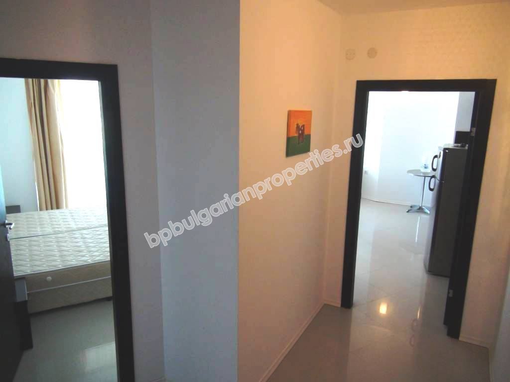 Меблированная трехкомнатная квартира на первой линии моря на продажу в квартале Сарафово – город Бургас