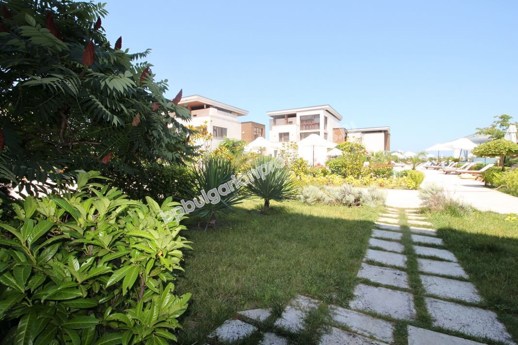 Шикарная двухкомнатная квартира на продажу на первой линии моря в городе Созополь