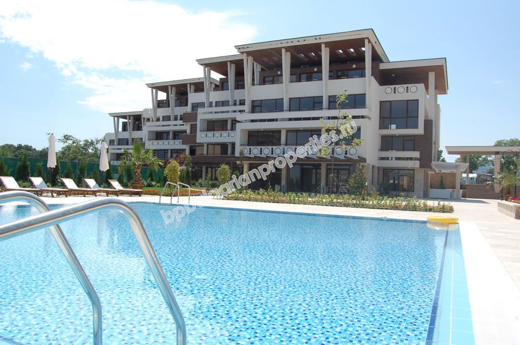 Шикарная двухкомнатная квартира на продажу на первой линии моря в городе Созополь