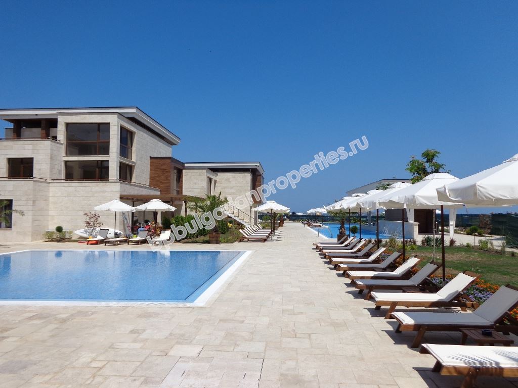 Шикарная двухкомнатная квартира на продажу на первой линии моря в городе Созополь