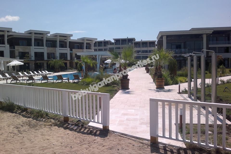 Шикарная двухкомнатная квартира на продажу на первой линии моря в городе Созополь