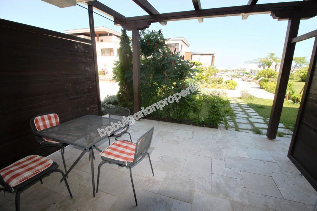 Шикарная двухкомнатная квартира на продажу на первой линии моря в городе Созополь