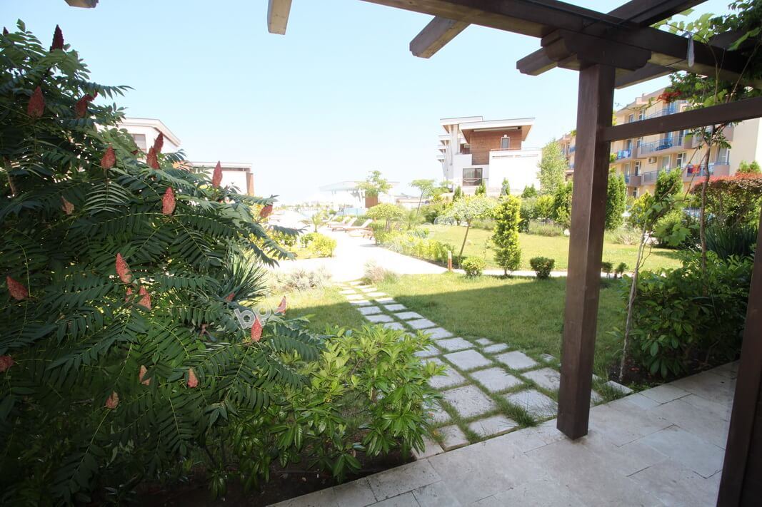 Шикарная двухкомнатная квартира на продажу на первой линии моря в городе Созополь