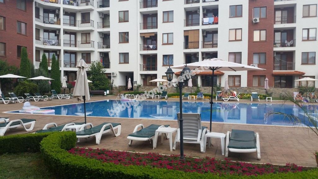 Меблированная двухкомнатная квартира на продажу близко к пляжу в курорте Равда