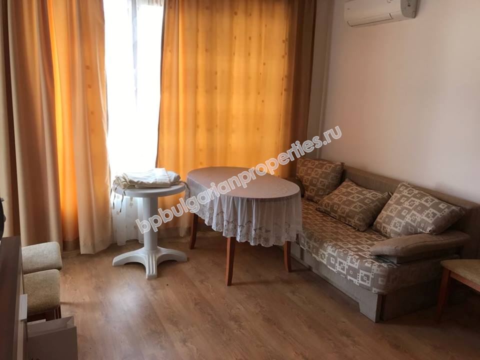 Меблированная двухкомнатная квартира на продажу близко к пляжу в курорте Равда