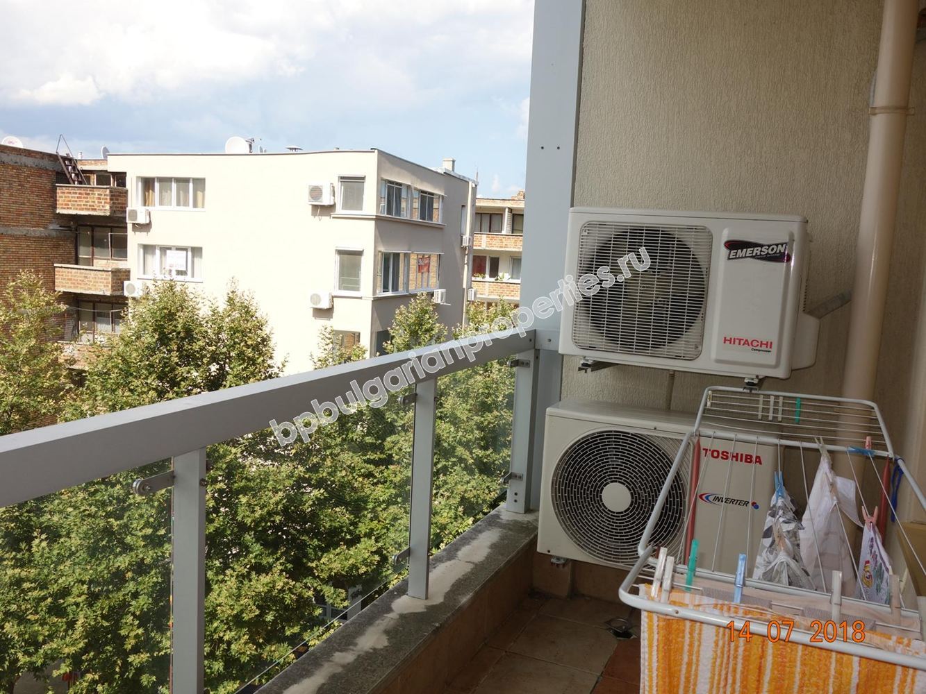 Трехкомнатная меблированная квартира на первой линии моря в городе Поморие