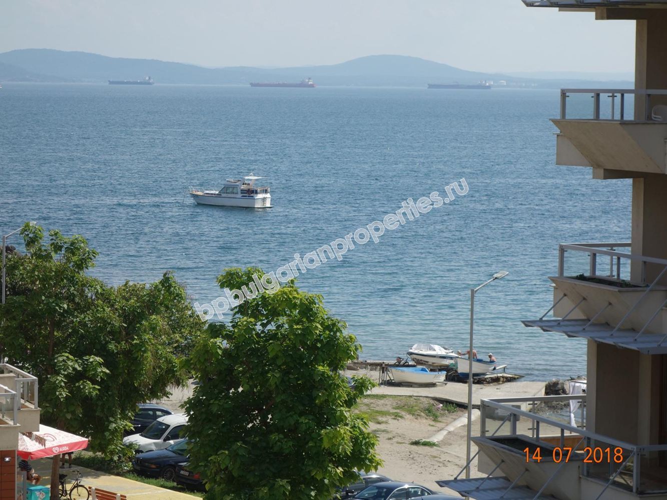 Трехкомнатная меблированная квартира на первой линии моря в городе Поморие