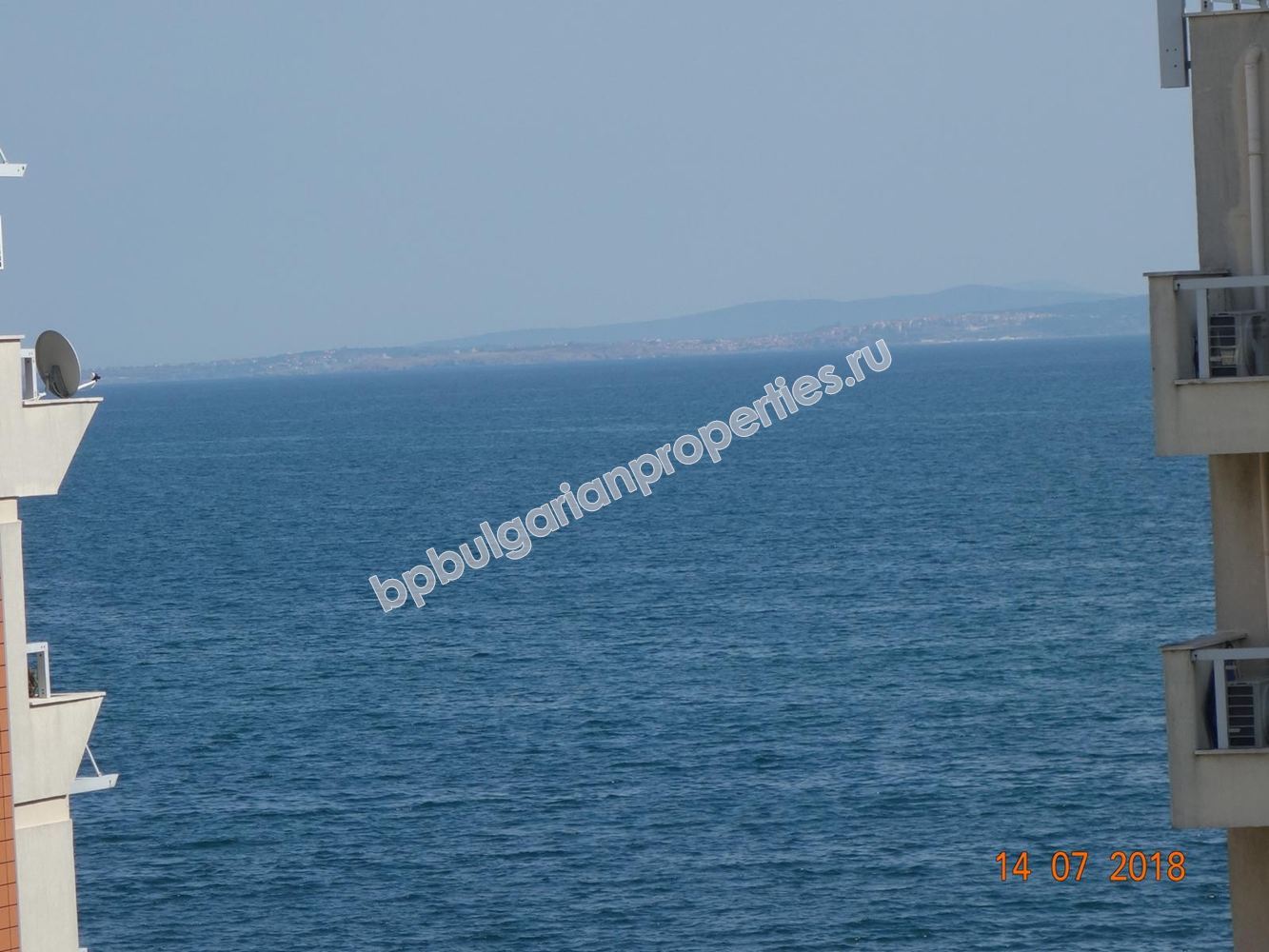 Трехкомнатная меблированная квартира на первой линии моря в городе Поморие