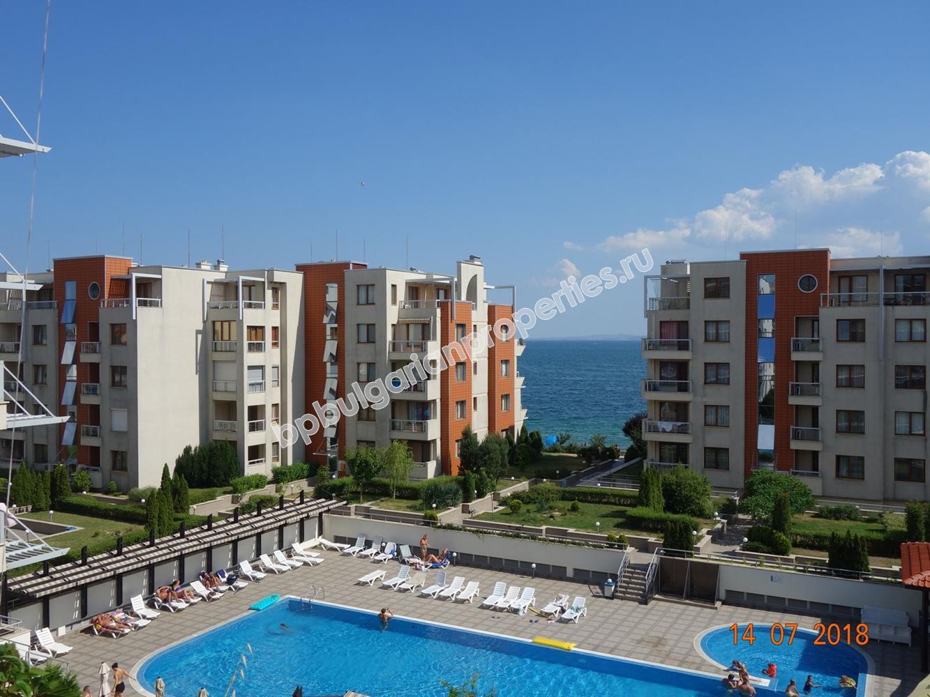 Трехкомнатная меблированная квартира на первой линии моря в городе Поморие